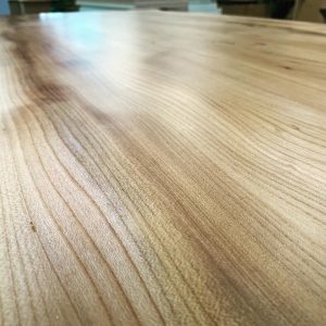 Un gros plan d'une table en bois avec une finition brillante.