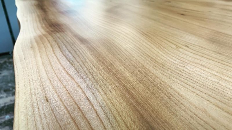 Un gros plan d'une table en bois avec une finition brillante.