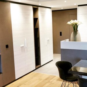 Une pièce avec une table, des chaises et un vase de fleurs