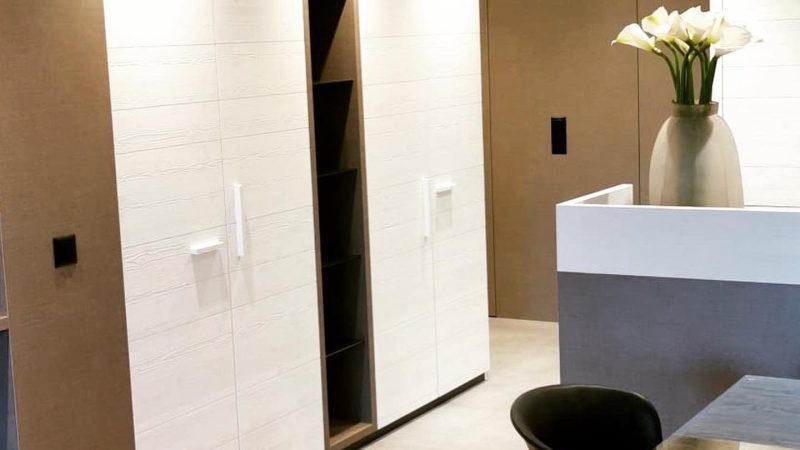 Une pièce avec une table, des chaises et un vase de fleurs